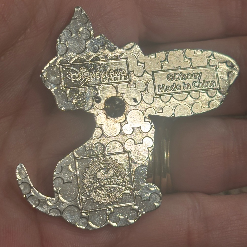 Disneyland Paris 101 Dalmatians Lucky Holding Food Bowl Pin - Picture 3 of 5